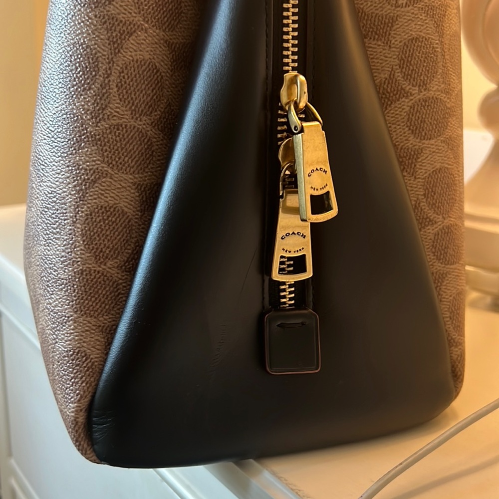 Lora Carryall In Colorblock Signature - Picture 3 of 6